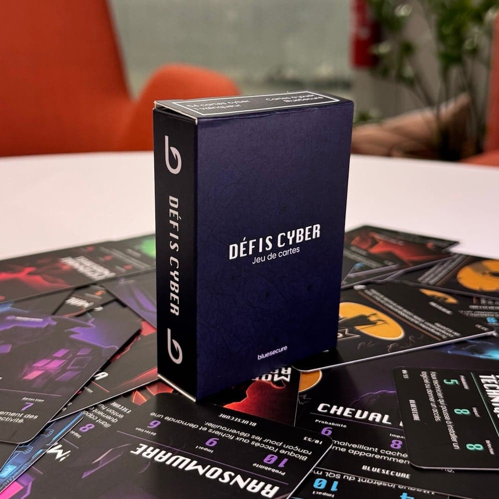 Étui et dos de carte du jeu Défis Cyber